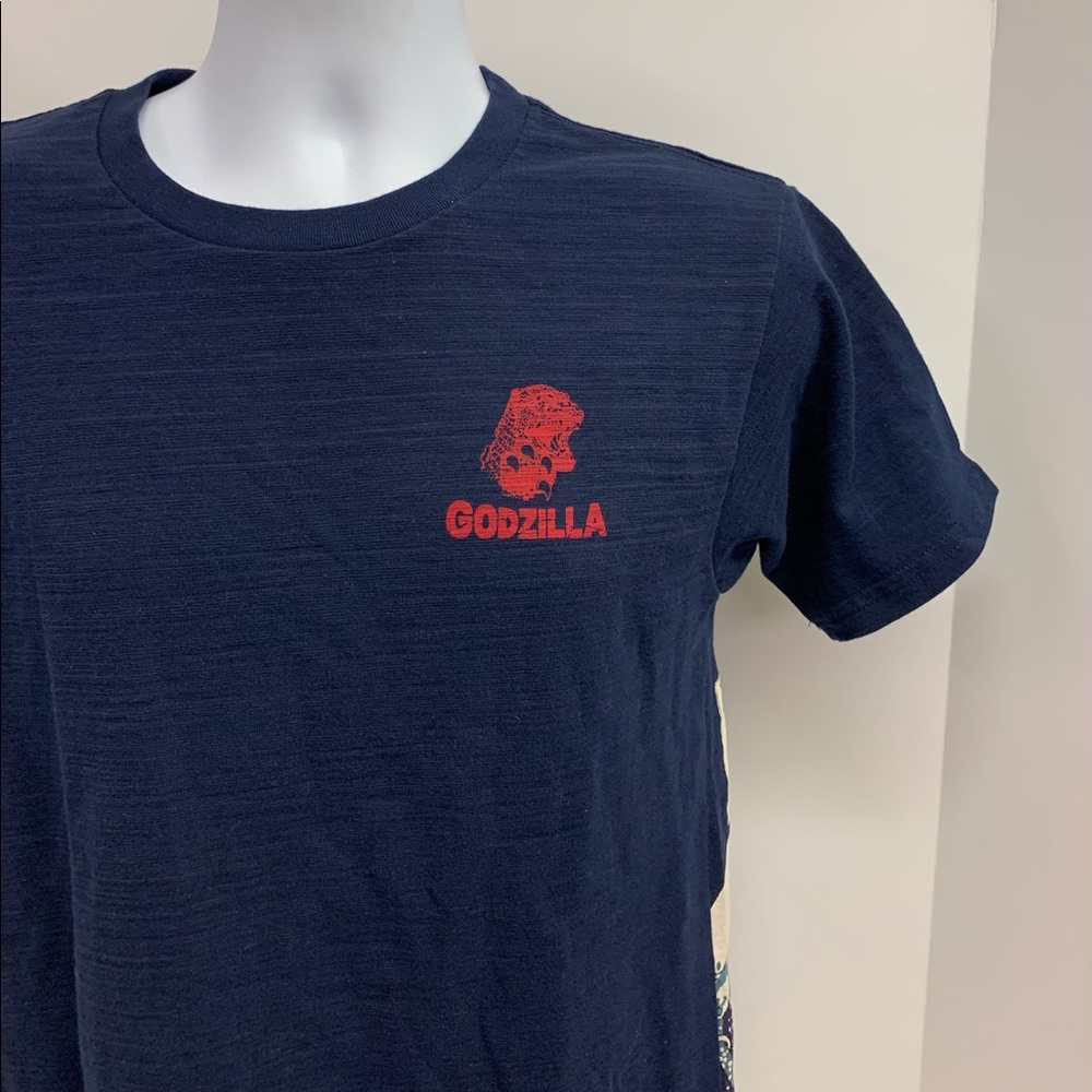 2017 NWT Godzilla Tsunami Toho T-shirt Size M - Picture 4 of 10